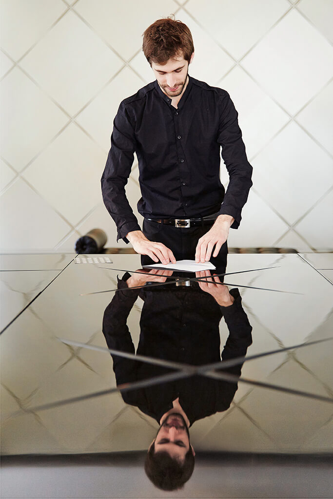 François Pierce, magicien, faisant un numéro de magie close-up chez Chanel.