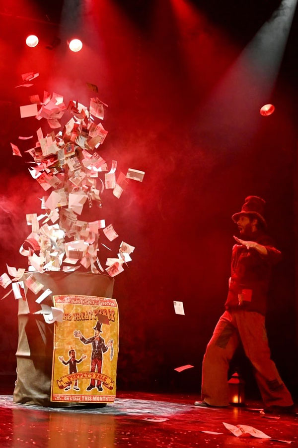 François Pierce sur scène dans son spectacle "Puppet's Tale"